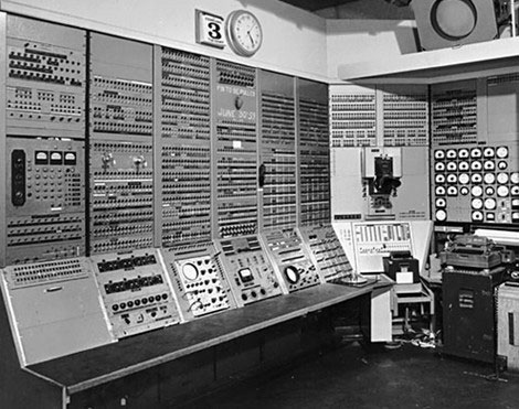 Chiếc máy tính điện tử đầu tiên trông giống cỗ máy khổng lồ